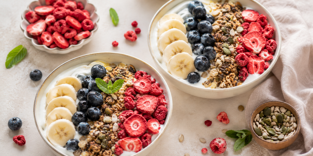 Zomerse yoghurtbowl met gevriesdroogde aardbeien & frambozen