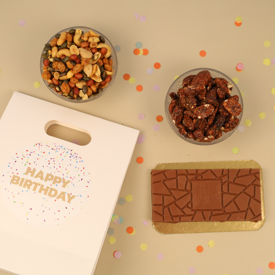 Happy birthday cadeautasje chocolade & noten 