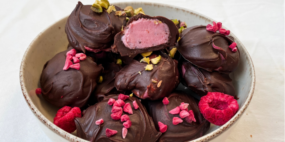 Frambozen truffels met pistachenoten