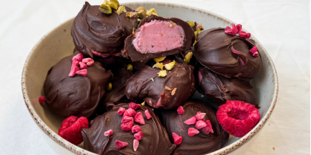 Frambozen truffels met pistachenoten